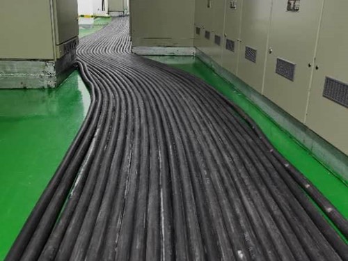 金川如何根据理论计算公式计算温度对特定电压测量结果的影响？