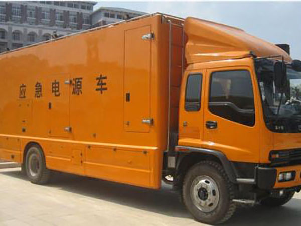 金川冬季柴油发电机启动前，如何检查燃油系统中的积水？